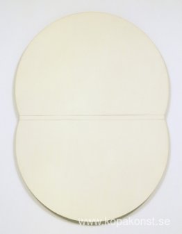 Vit plakett. Brobåge och reflektion Vit plakett. Brobåge och reflektion