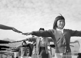 Kvinnliga praktikanter som utövar calisthenics på Manzanar inter Kvinnliga praktikanter som utövar calisthenics på Manzanar inter