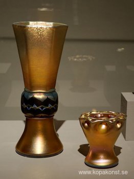 Sexkantig vas med fot Sexkantig vas med fot