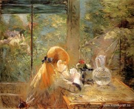 Rödhårig flicka sitter på en veranda Rödhårig flicka sitter på en veranda