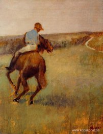 Jockey i blått på en kastanjehäst