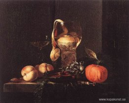 Stilleben med silverskål, glas och frukt