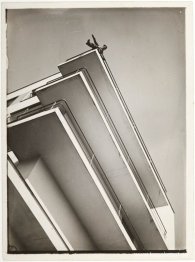 Xanti Schawinsky på en Bauhaus-balkong