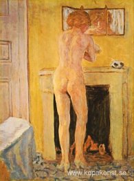 Naken vid den öppna spisen