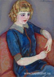 Flicka vid en röd soffa