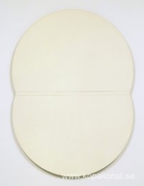 Vit plakett. Brobåge och reflektion