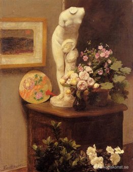 Stilleben med torso och blommor