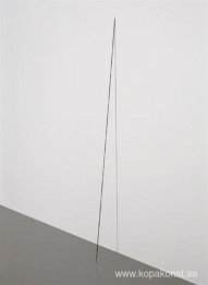 Untitled (lutande vertikal konstruktion)