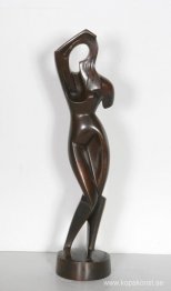 Kvinna som kammar sitt hår