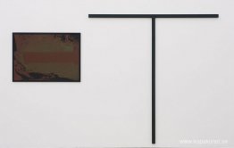 untitled (T-format föremål med gouache)