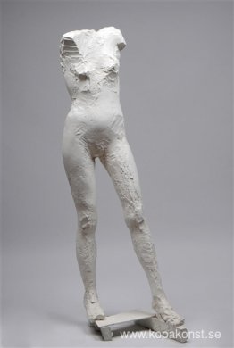 Stående kvinnlig figur