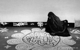 Kvinna som ritar en mandanadesign, Rajasthan