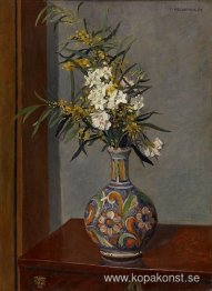 Vita blommor i en vas dekorerade