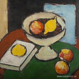 Stilleben med fruktställ, bok och frukt