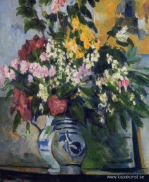 Två vaser med blommor