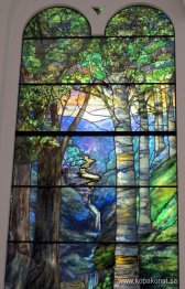 Fönster med soluppgång i skogen på våren