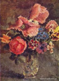 Vallmo, rosor, blåklint och andra blommor i en glasvas