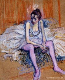 Sittande dansare i rosa strumpbyxor