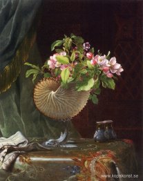 Stilleben med äppelblommor i ett Nautilus-skal