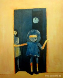 Flicka i en dörröppning