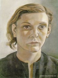 Flicka i mörk klänning