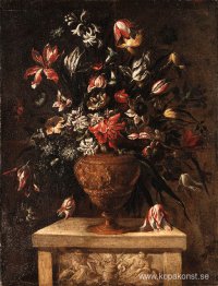 Glöder i en skulpterad vas på en stensockel