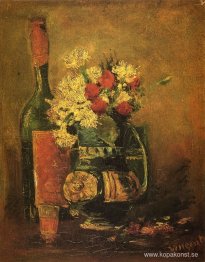 Vas med nejlikor och flaska