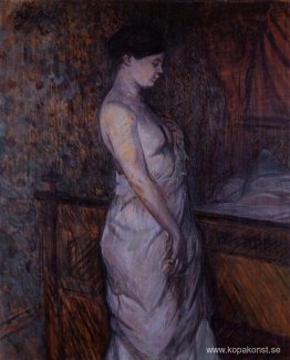 Kvinna i en chemise som står vid en säng (Madame Poupoule)
