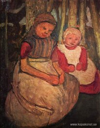 Två flickor sitter i björkskogen