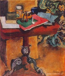 Stilleben. Bord, böcker och pipor.