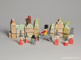 Hus och figurer (fåglar med hattar)