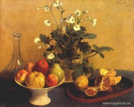 Stilleben. Blommor, skål med frukt och kanna