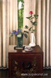 Stilleben med ros och utsikt över landskapet