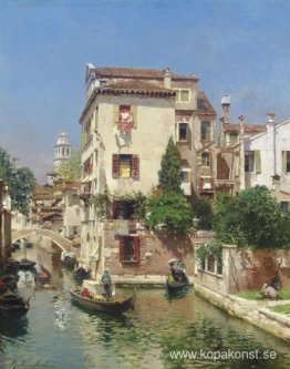 Gondolierer på en venetiansk kanal