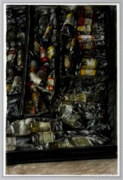 Tuber av färg i deras låda