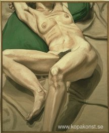 Naken på grön kudde