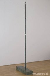 Hög obelisk med två hål och en skåra