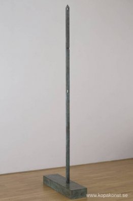 Hög obelisk med två hål och en skåra