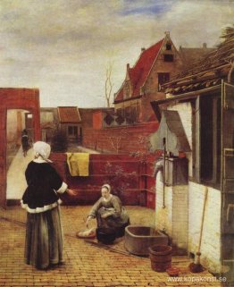 En kvinna och en piga på en innergård