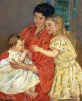 Mamma och Sara beundrar bebisen