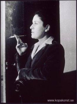 Dora Maar avec un fume-cigarett, dans son salong, rue de Savoie,