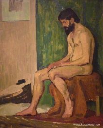 Sittande skäggig man