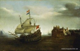 Ett slott med ett skepp som seglar i närheten