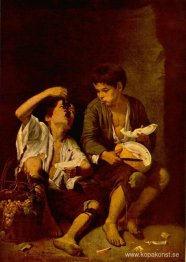 Två barn som äter en melon och vindruvor