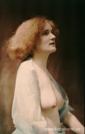 Naken kvinna draperad i en blå slöja