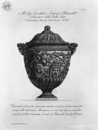 Gammal marmorvas dekorerad med vridna stjälkar av murgröna, fågl