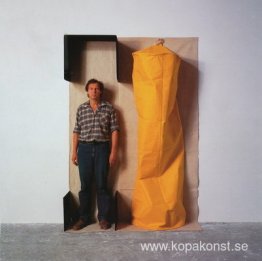 Stativ och gul kolumn Stativ och gul kolumn