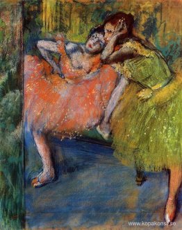 Två dansare i foajén Två dansare i foajén