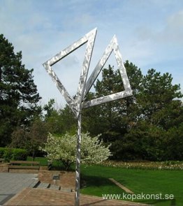 Två öppna trianglar upp, Gyratory II Två öppna trianglar upp, Gyratory II
