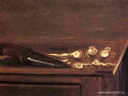 Vitlöksklyftor och kniv i hörnet av ett bord Vitlöksklyftor och kniv i hörnet av ett bord